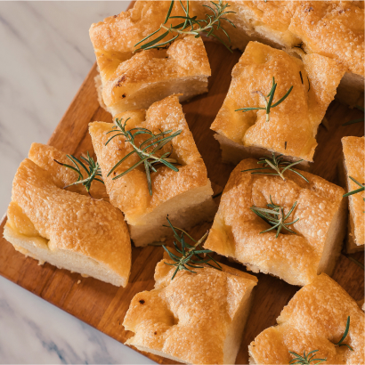 Focaccia fatiada com alecrim