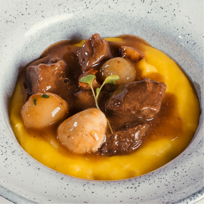 Ensopado de carne com purê e cebolas perolas