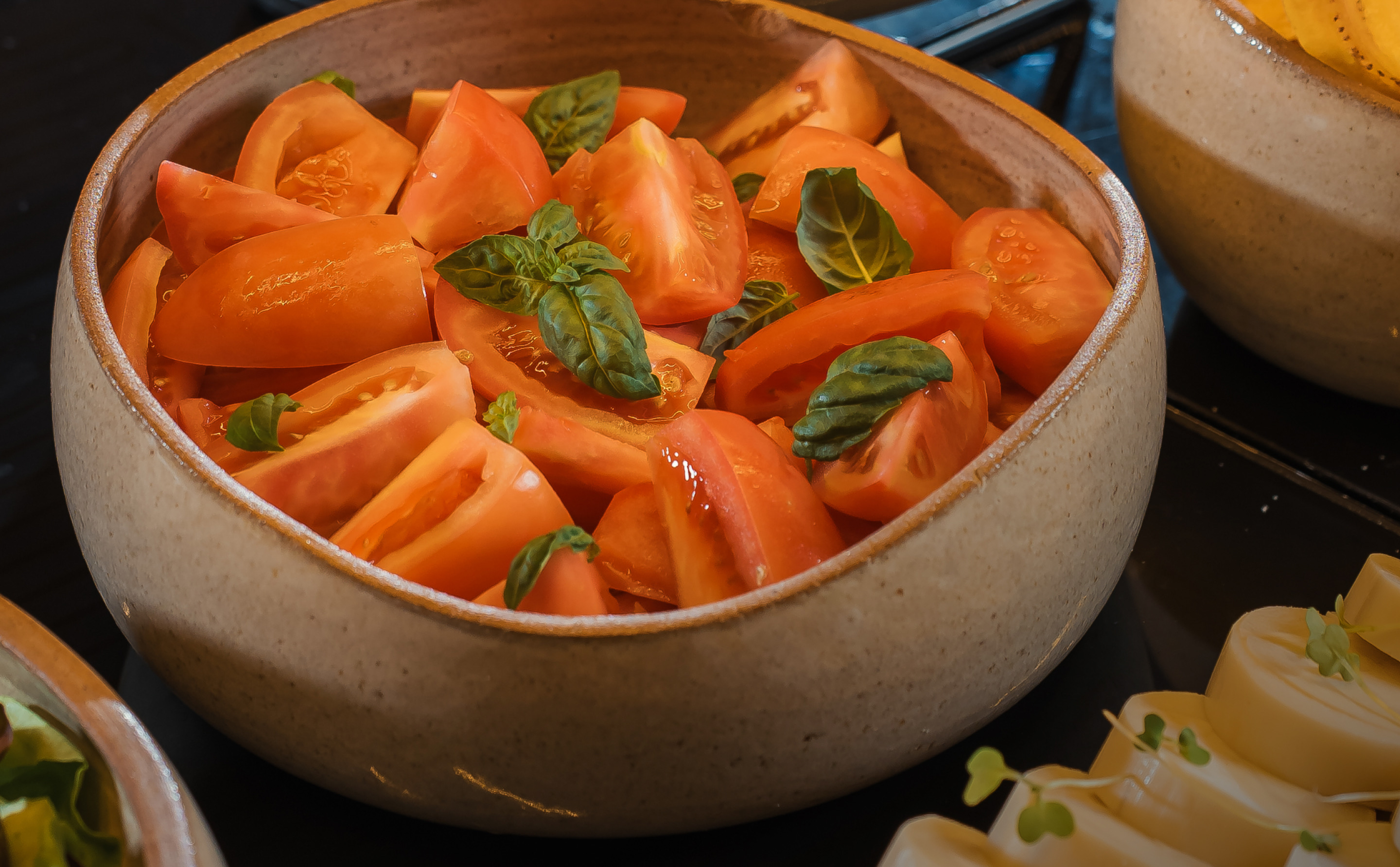 Prato preparado pela VB Gastronomia, com legumes frescos e ingredientes selecionados
